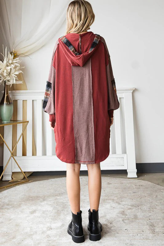 O&I PLAID CONTRAST HOODED FRENCH TERRY TUNIC TOP