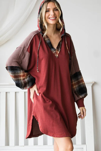 O&I PLAID CONTRAST HOODED FRENCH TERRY TUNIC TOP