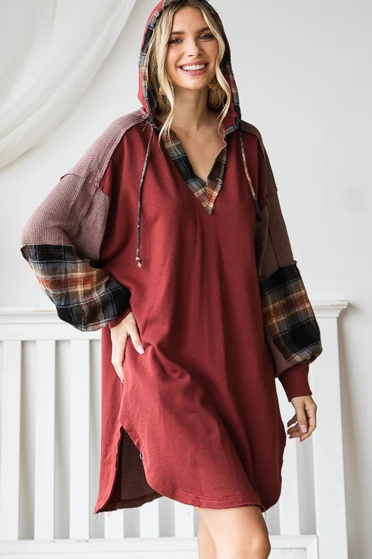 O&I PLAID CONTRAST HOODED FRENCH TERRY TUNIC TOP